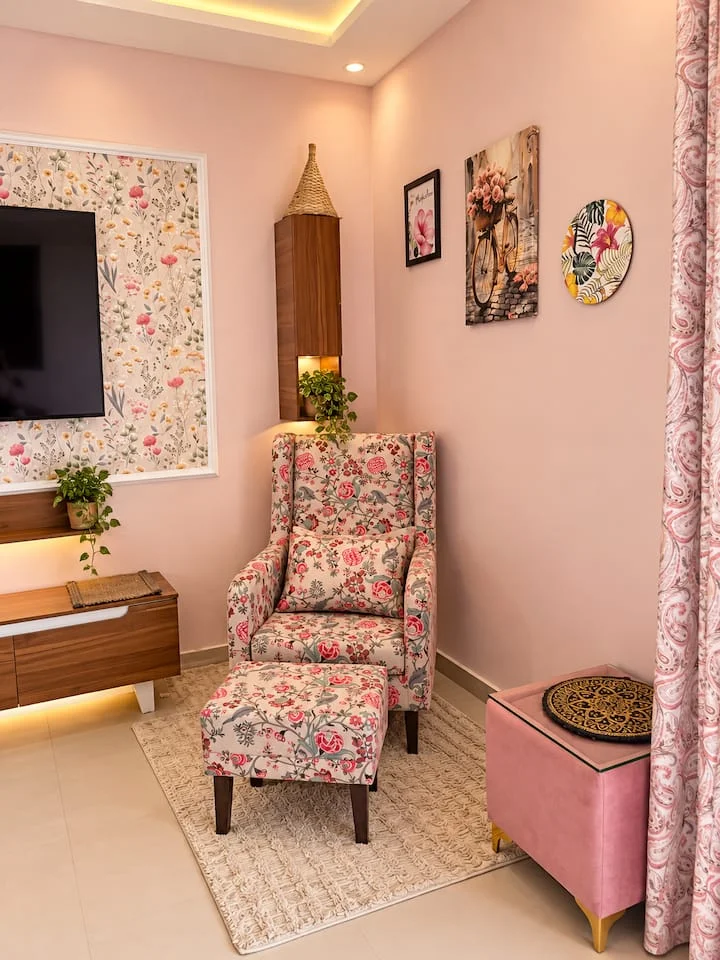 Musk Rose · Floral armchair and TV corner